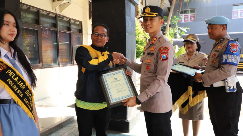 Polresta Malang Kota Beri Penghargaan kepada 13 Tokoh Masyarakat Berprestasi