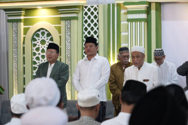 Para ulama besar Jawa Timur bersama Pengasuh Ponpes Al Khoziny KH. Abdussalam Mujib dan Bupati Subandi usai menghadiri acara
