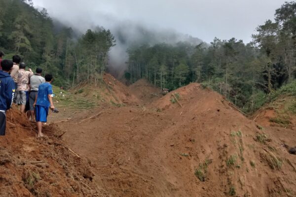 Proses evakuasi manual korban longsor di area persawahan Dusun Siranti, Desa Bongas, Pemalang, dengan latar belakang perbukitan yang labil