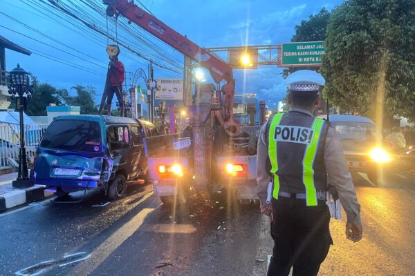 Truk putih rem blong menabrak tiang listrik di depan Masjid Puti Glonggong Batu.