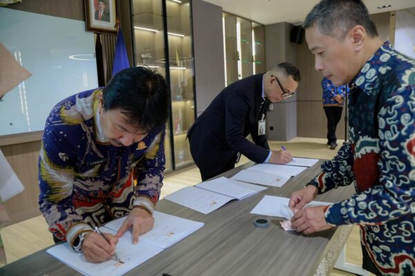 Dirjen Perhubungan Udara Lukman F. Laisa dan Dirut PT Angkasa Pura Indonesia Mohammad Rizal Pahlevi berjabat tangan usai menandatangani perjanjian di Kantor Kemenhub, Jakarta.