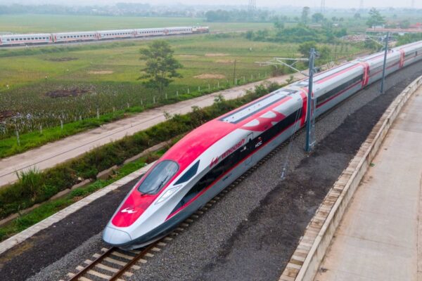 Stasiun Tegalluar Summarecon yang megah dengan fasilitas modern, tempat pemberhentian Kereta Cepat Whoosh di Bandung.