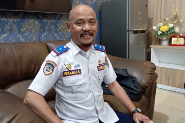 Kepala Dishub Kota Malang Widjaja Saleh Putra memaparkan prediksi puncak arus mudik dan balik Lebaran 2026 di kantornya.