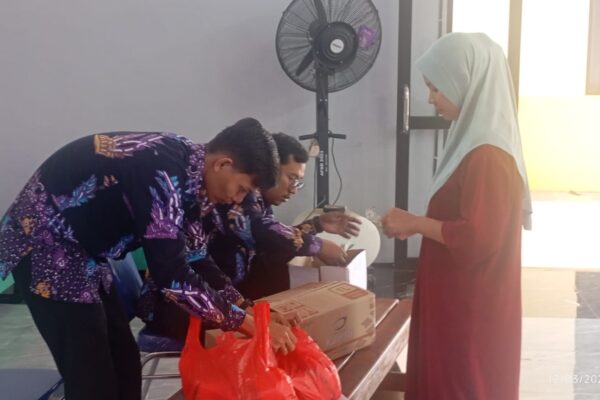 Warga Kecamatan Sepatan antusias mengikuti Bazar Sembako Murah di GSG Kecamatan Sepatan, Kabupaten Tangerang, Kamis 12 Maret 2026.