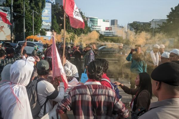 Spanduk besar bertuliskan tuntutan keadilan untuk Ermanto Usman.