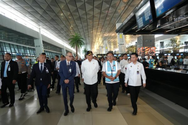 Menteri Koordinator Bidang Politik dan Keamanan (Menko Polkam) Jenderal TNI (Purn.) Djamari Chaniago meninjau kesiapan KRI BAC-593 di Dermaga Kolinlamil Tanjung Priok jelang mudik Lebaran 2026.
