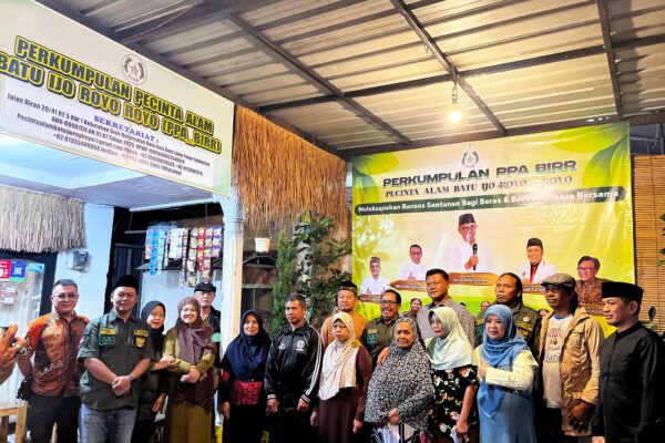 Ketua PPA BIRR Erfan Hape serta Ketua GRIB Jaya Suliono, SH., M.Kn sedang menyerahkan paket sembako kepada warga lansia di Kota Batu dalam acara santunan Ramadhan 2026.