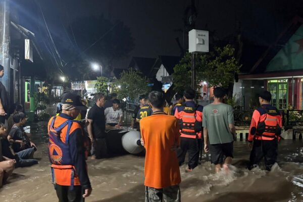 Petugas BPBD bersama warga membersihkan material puing-puing rumah rusak akibat angin kencang di Brebes.