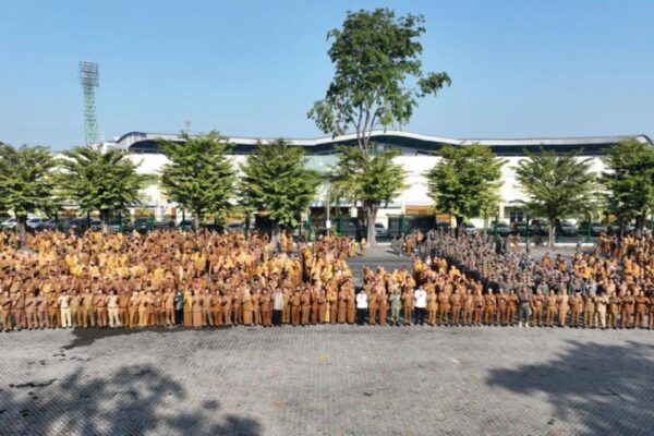 Bupati Sidoarjo Subandi memberikan sambutan dalam apel bersama ASN di Parkir Timur GOR Sidoarjo