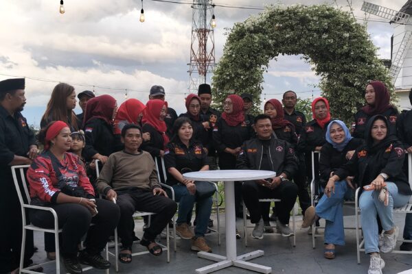 Ketua Srikandi DPD GRIB JAYA Jatim Hj Puspa Pahlupi duduk bersama Ketua DPC GRIB JAYA Kota Batu Suliono dalam acara buka puasa bersama di Amaranta Guest House Batu.