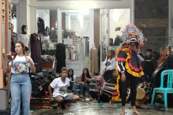 Atraksi barongan oleh kelompok Jaran Kepunk Banyu Kendi Mayang Seco saat bagi takjil di Batu