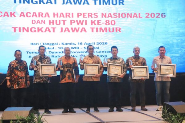 Berkontribusi Nyata & Luar Biasa dalam Layanan Transformasi Digital, Dirut Tugu Tirta Dianugerahi PWI Jatim Award 2026