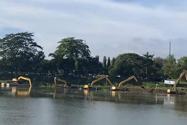 air deras keluar dari pintu air Bendungan Wlingi Raya saat kegiatan pladu atau flushing 18 Mei 2026