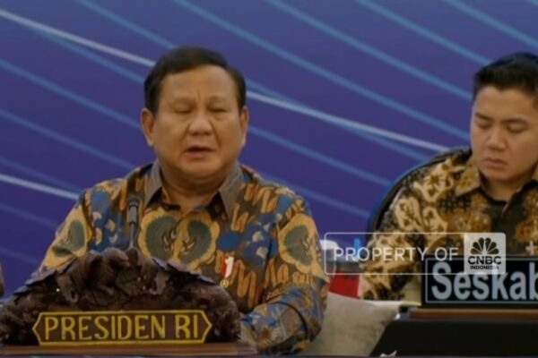 Presiden Prabowo Subianto berpidato dalam acara Penyerahan Denda Administratif di Kejaksaan Agung Jakarta