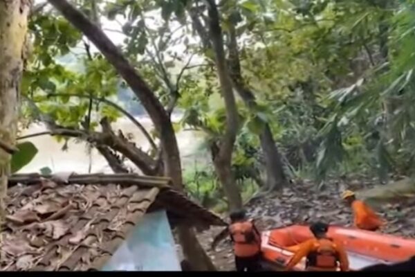 Tim Basarnas Malang Raya menggunakan perahu karet saat mengevakuasi korban pencari ikan di Sungai Brantas Blitar