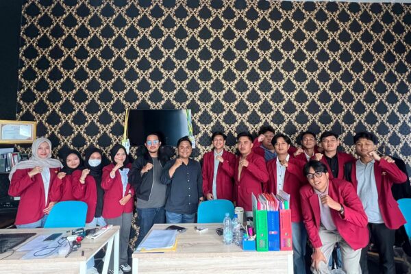 Suasana diskusi mahasiswa FH UMM dengan advokat di ruang kantor Maha Patih Law Office