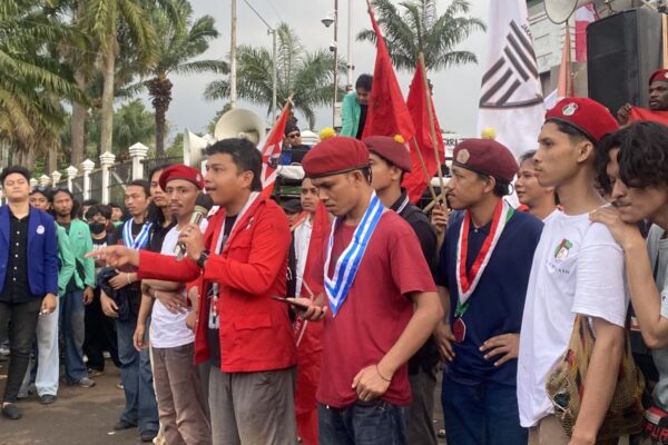 Ratusan mahasiswa Cipayung Menggugat berdemo di depan Gedung DPR RI Senayan"