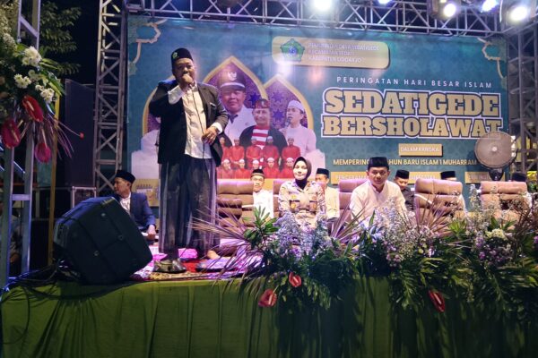 Ustaz Fandi Irawan memimpin lantunan sholawat di atas panggung