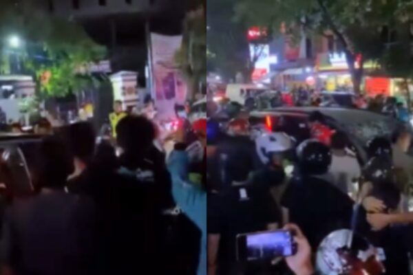 Sebuah mobil SUV dalam kondisi rusak parah dengan kaca pecah dan bodi penyok usai menjadi sasaran amuk warga di Jalan Buah Batu, Bandung.
