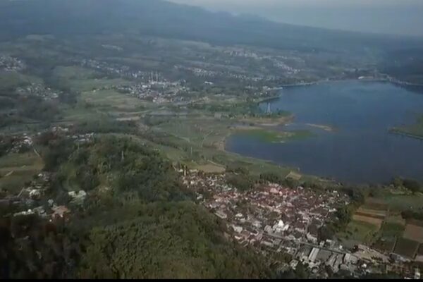 Pemandangan dari puncak Bukit Srege dengan Waduk Selorejo di kejauhan