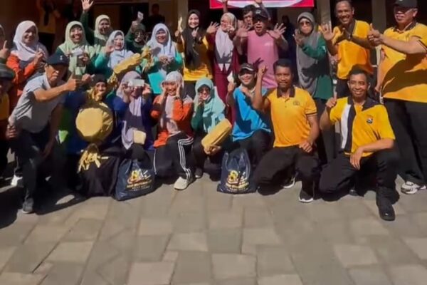 Kapolsek Sedati Iptu Masyita Dian Sugianto memimpin apel olahraga bersama HUT Bhayangkara ke-80.