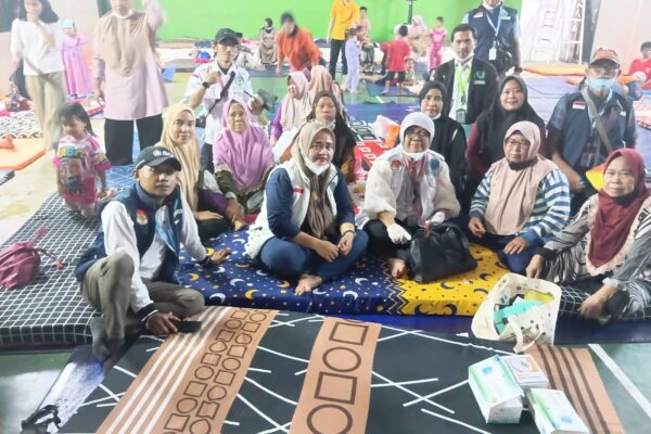 Relawan kesehatan menggunakan stetoskop untuk memeriksa pernapasan warga terdampak kabut asap.