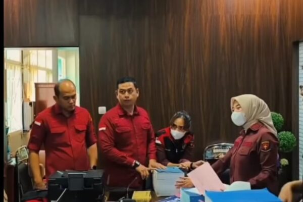 Petugas Kejari Kabupaten Malang membawa dua koper berisi dokumen barang bukti.