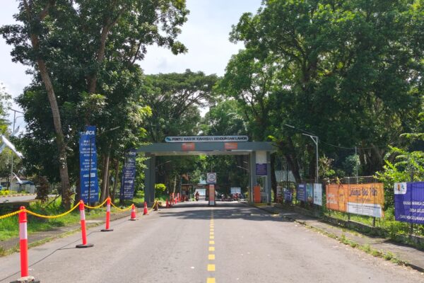 Papan pengumuman resmi larangan kendaraan roda empat di Bendungan Lahor