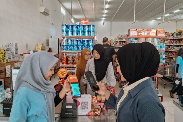 Pemilik Semeru Mart Lely/Giok Tin menunjukkan EDC BRI di tokonya