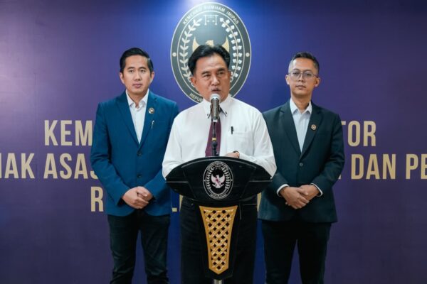 Menko Yusril Ihza Mahendra dalam konferensi pers terkait deportasi Abdul Karim Raed Miqdad