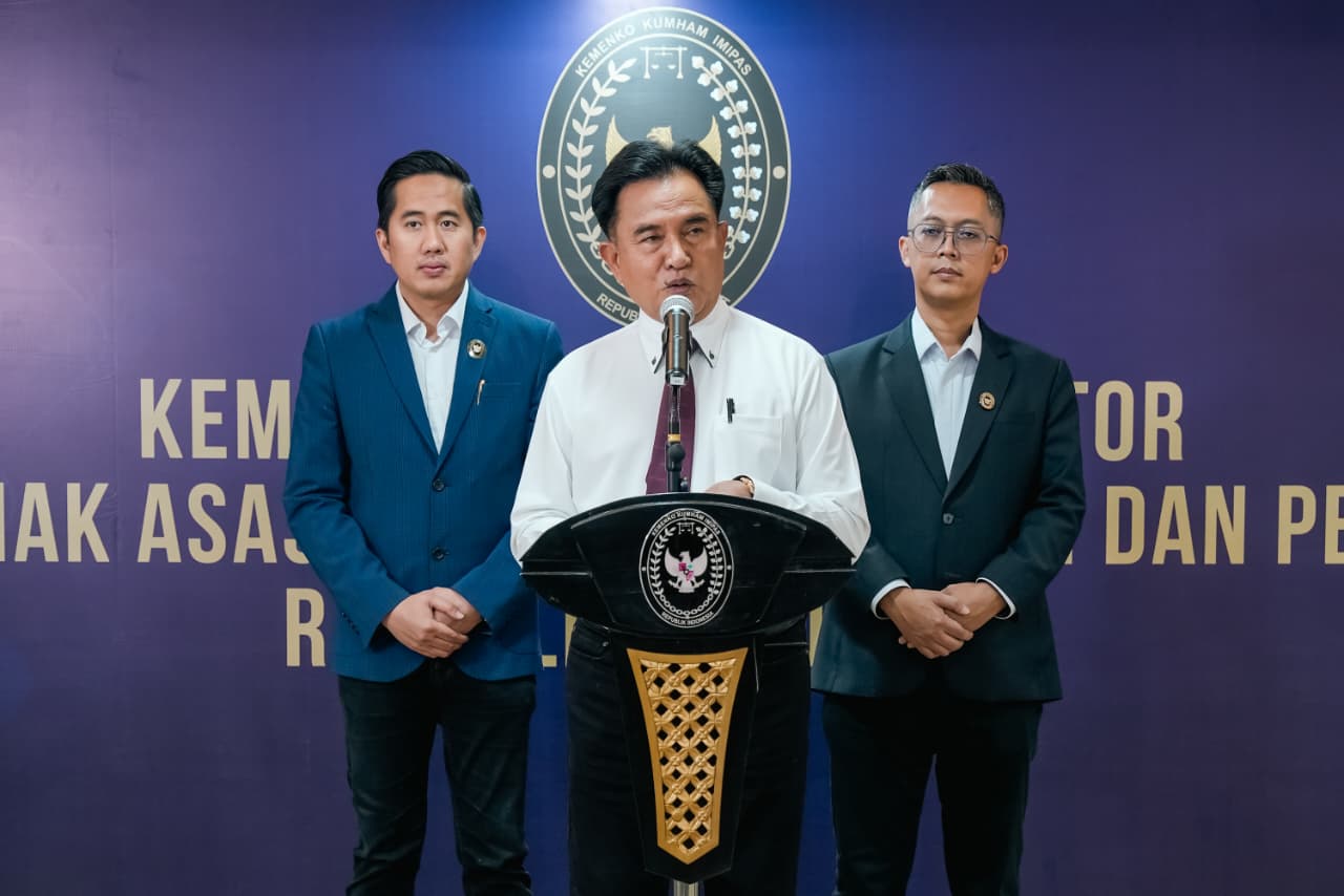 Menko Yusril Ihza Mahendra dalam konferensi pers terkait deportasi Abdul Karim Raed Miqdad