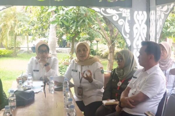 Kepala Dinkes Sidoarjo dr Lakshmie Herawati Yuwantina memberikan klarifikasi hoaks HIV