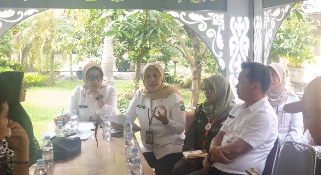 Kepala Dinkes Sidoarjo dr Lakshmie Herawati Yuwantina memberikan klarifikasi hoaks HIV