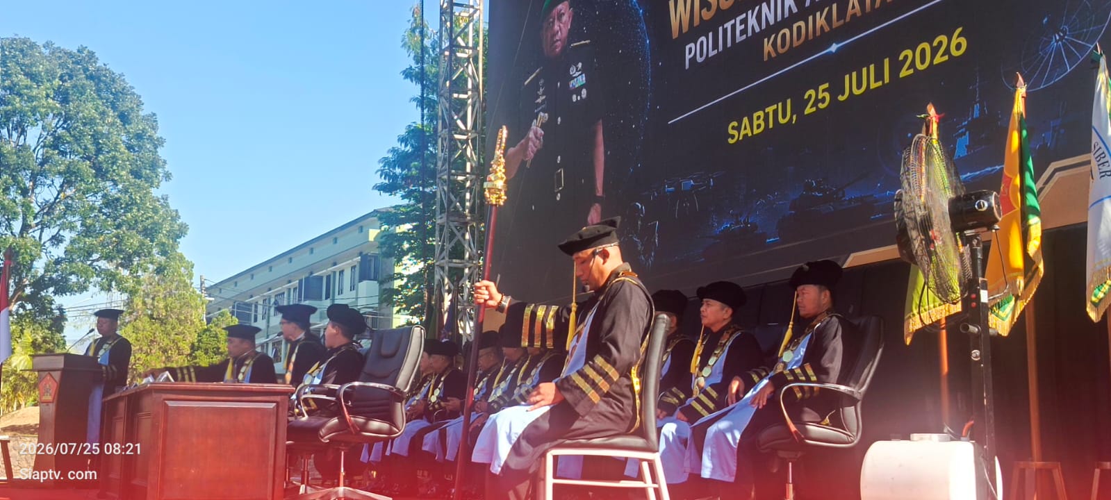 Sebanyak 113 mahasiswa Diploma IV Poltekad Angkatan VII mengikuti upacara wisuda di Lapangan Viyata Bhakti Kota Batu, Sabtu (25/7/2026). Mereka lulus dari lima program studi untuk menjadi teknokrat militer profesional.