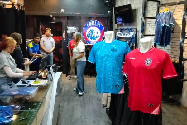 Irma Prianti Chief Business Officer Arema FC saat konferensi pers peluncuran jersey