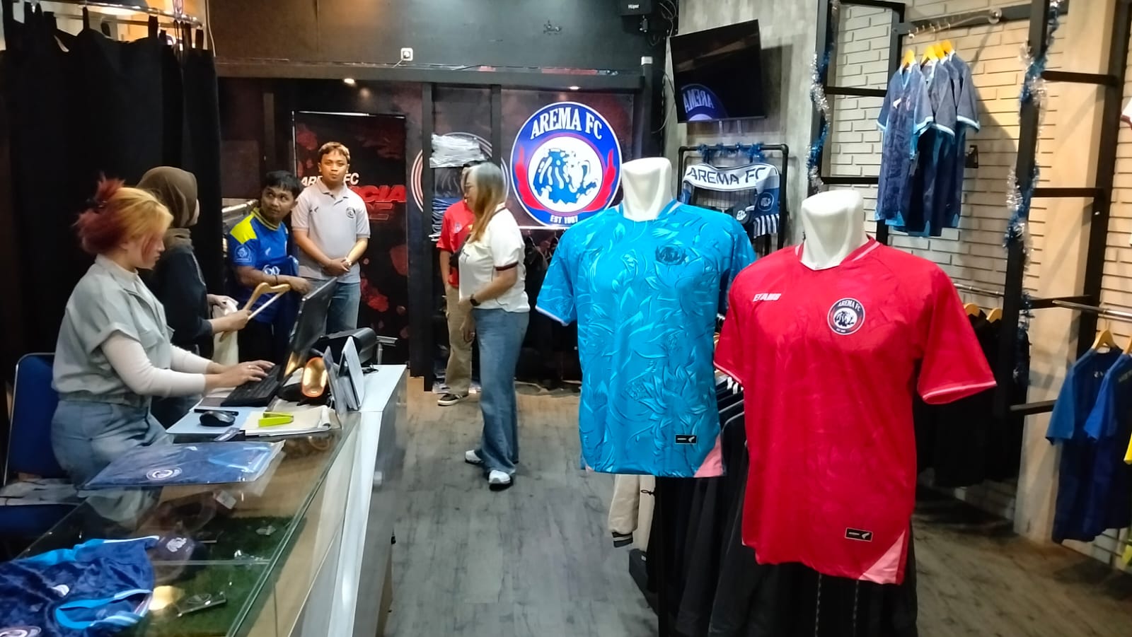 Irma Prianti Chief Business Officer Arema FC saat konferensi pers peluncuran jersey