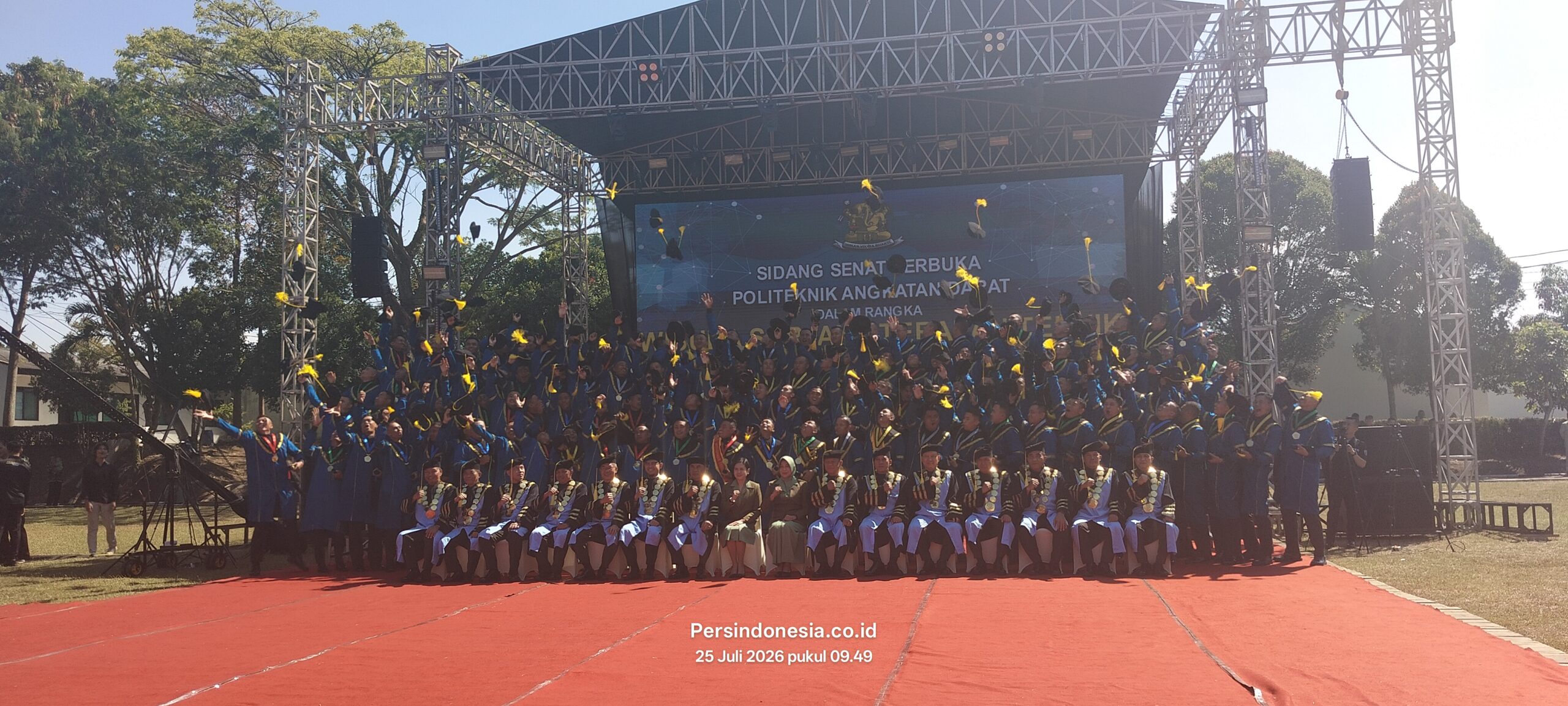 Politeknik Angkatan Darat (Poltekad) menggelar upacara wisuda untuk 113 mahasiswa Diploma IV Angkatan VII Tahun Akademik 2026 di Lapangan Viyata Bhakti Poltekad Kota Batu, Sabtu (25/7/2026)
