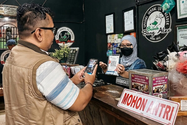 Bebek Bang Alex, usaha kuliner khas Situbondo, sukses ekspansi ke Besuki dan mengembangkan coffee space berkat dukungan pembiayaan Kupedes BRI sejak 2016 dengan fasilitas pinjaman Rp350 juta