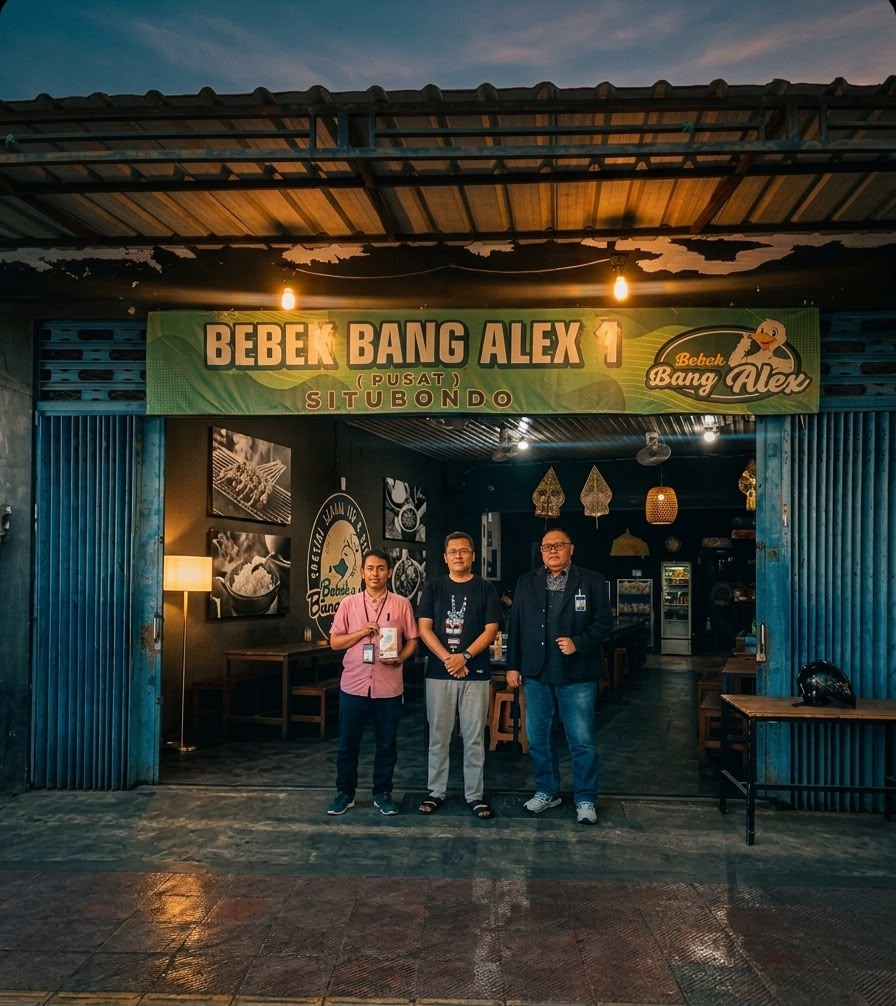 Suasana warung Bebek Bang Alex di Situbondo yang ramai dikunjungi pelanggan