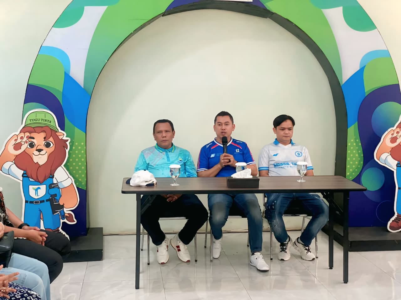 Perumda Tugu Tirta, Perumda Tirta Kanjuruhan, dan Perumdam Among Tirto lepas kontingen gabungan ke seleksi atlet PD PERPAMSI Jatim di GOR Bojonegoro sebagai wujud sinergi pelayanan dan kebersamaan