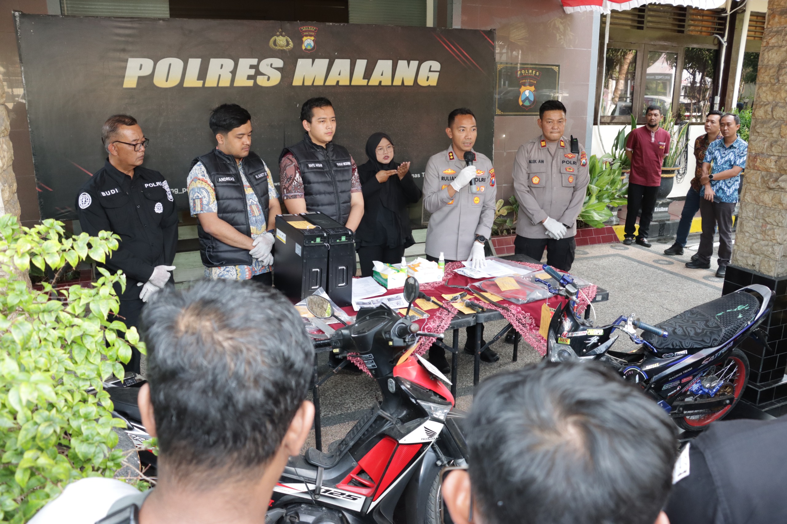 Barang bukti dua unit baterai lithium Huawei 100 Ah hasil sitaan dari komplotan pencuri tower