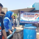 Petugas IJTI Muria Raya dan BPR BKK Purwodadi menyalurkan air bersih ke warga Desa Waru Karanganyar, Grobogan