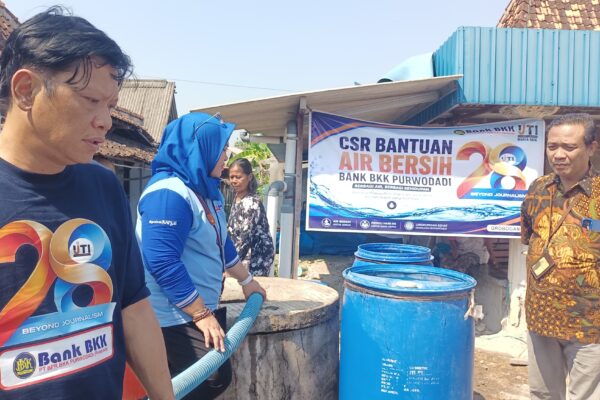 Petugas IJTI Muria Raya dan BPR BKK Purwodadi menyalurkan air bersih ke warga Desa Waru Karanganyar, Grobogan