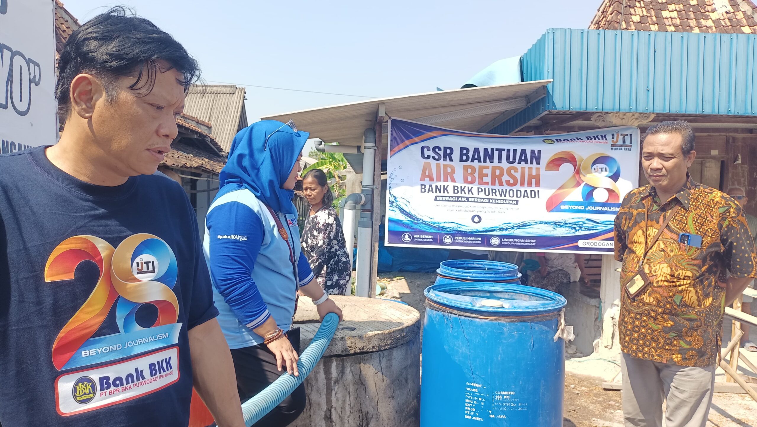 Petugas IJTI Muria Raya dan BPR BKK Purwodadi menyalurkan air bersih ke warga Desa Waru Karanganyar, Grobogan