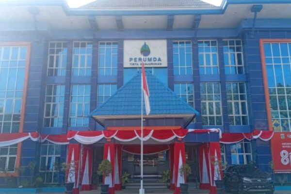 Perumda Tirta Kanjuruhan bagikan bendera merah putih gratis untuk pelanggan dan masyarakat Kabupaten Malang. Semarakkan HUT ke-81 RI dengan nasionalisme!