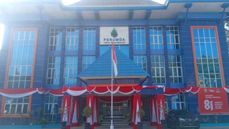 Perumda Tirta Kanjuruhan bagikan bendera merah putih gratis untuk pelanggan dan masyarakat Kabupaten Malang. Semarakkan HUT ke-81 RI dengan nasionalisme!