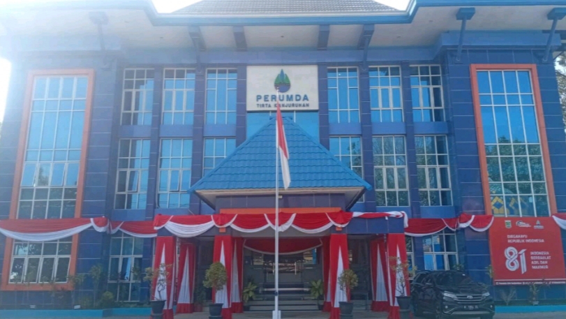 Perumda Tirta Kanjuruhan bagikan bendera merah putih gratis untuk pelanggan dan masyarakat Kabupaten Malang. Semarakkan HUT ke-81 RI dengan nasionalisme!