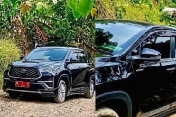 Mobil dinas Bupati Lampung Selatan Radityo Egi Pratama terjebak di jalan rusak Desa Helau, memicu sindiran warga dan analisis tentang kegagalan sistem pelaporan infrastruktur