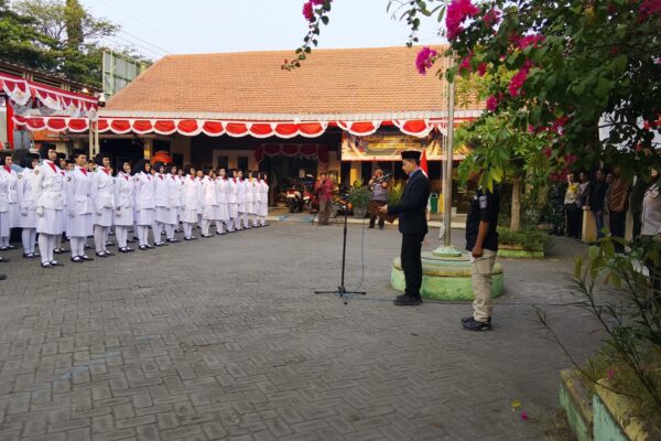 Camat Sedati Dedy Kurniawan Wibowo, S.STP., memimpin pengukuhan Pasukan Paskibra Kecamatan Sedati untuk persiapan upacara peringatan HUT ke-81 Kemerdekaan Republik Indonesia