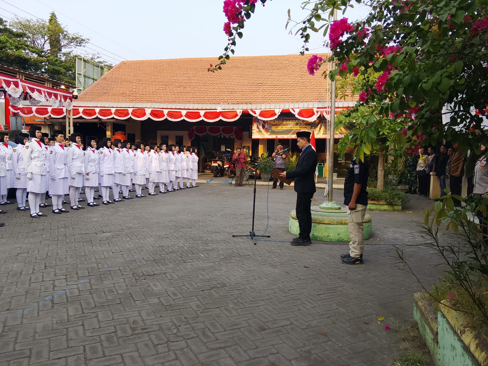 Camat Sedati Dedy Kurniawan Wibowo, S.STP., memimpin pengukuhan Pasukan Paskibra Kecamatan Sedati untuk persiapan upacara peringatan HUT ke-81 Kemerdekaan Republik Indonesia